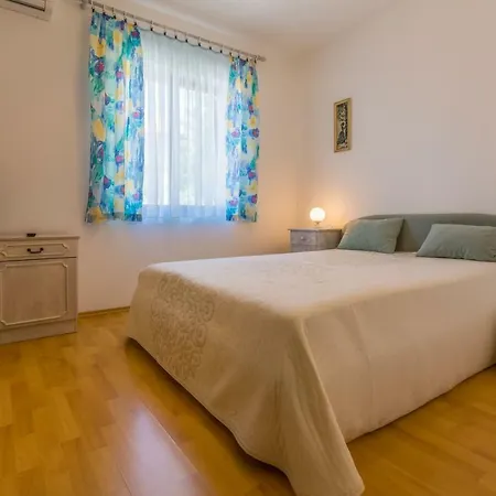 Dora Apartment *