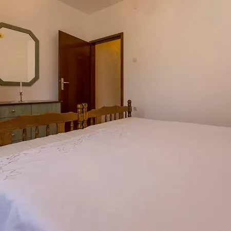 Apartment Dora *