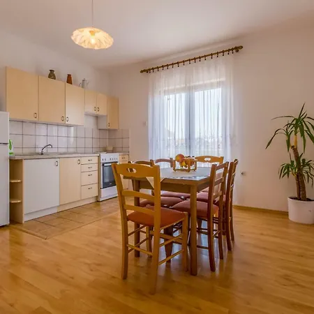 Dora Apartment *